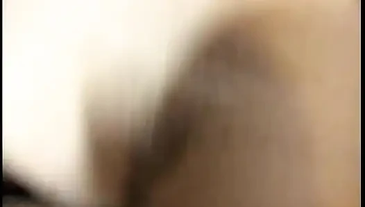 Esmer kadın yatakta yatarken sıkı amına yarak alıyor