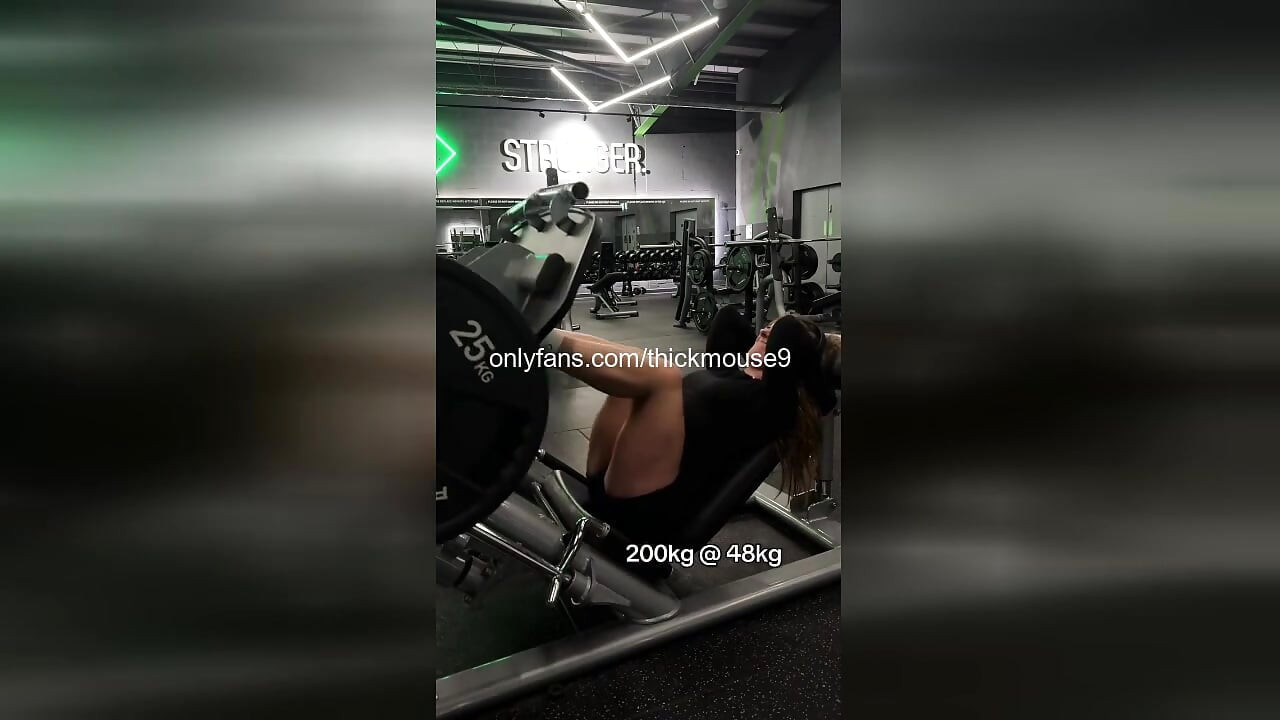 TikTok Live Gym Gangbang: 5 Străini Rase pizdă de 18 ani
