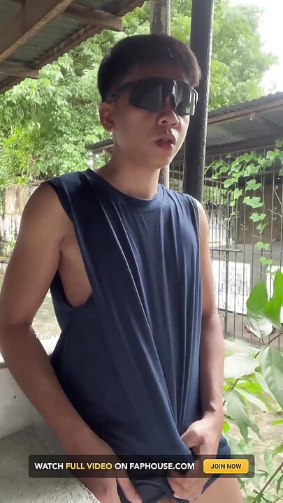 Chico desnudo en masturbación al aire libre