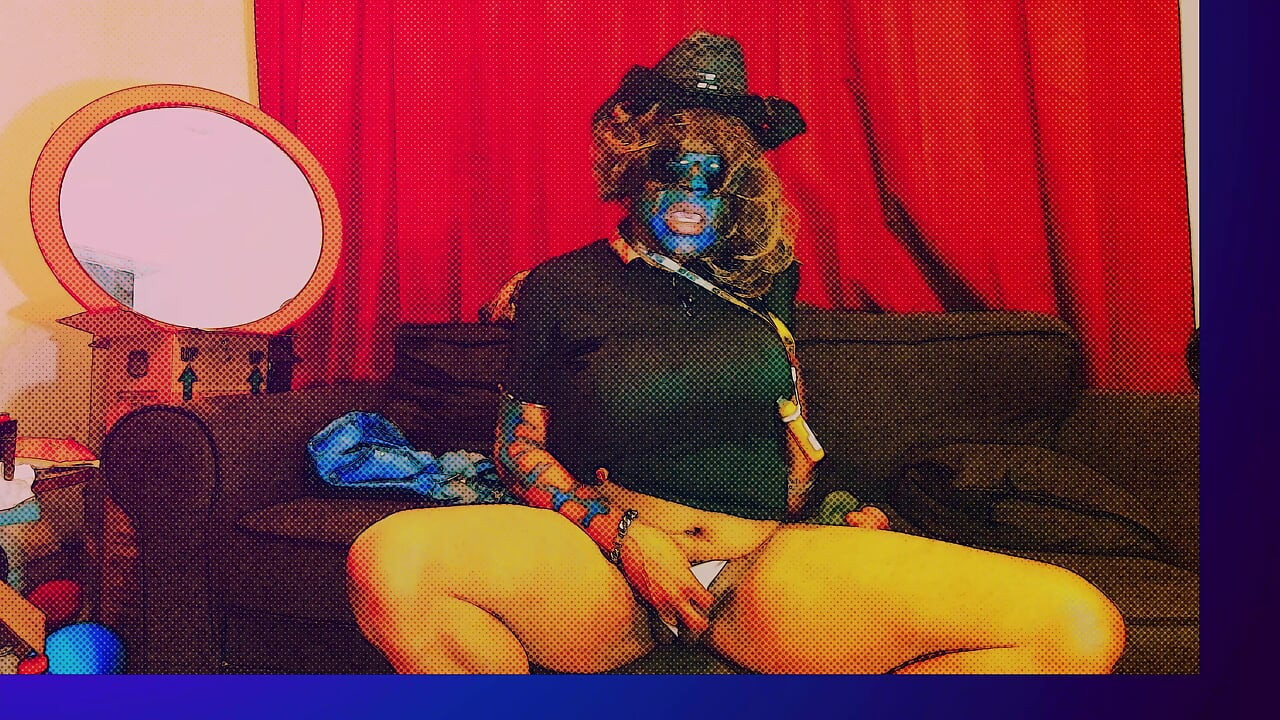 Sissy femboy s velikim sisama melje jaja na kauču s gaćicama na sebi