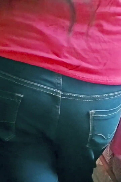 继兄把比基尼送给继妹, 趁家里没人在家的时候勾引了她