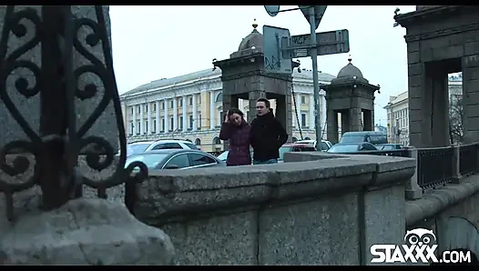 Genç ve sevimli Liona kanepede sikişiyor