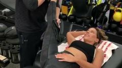 Kate Beckinsale работает над своей гибкостью в спортзале