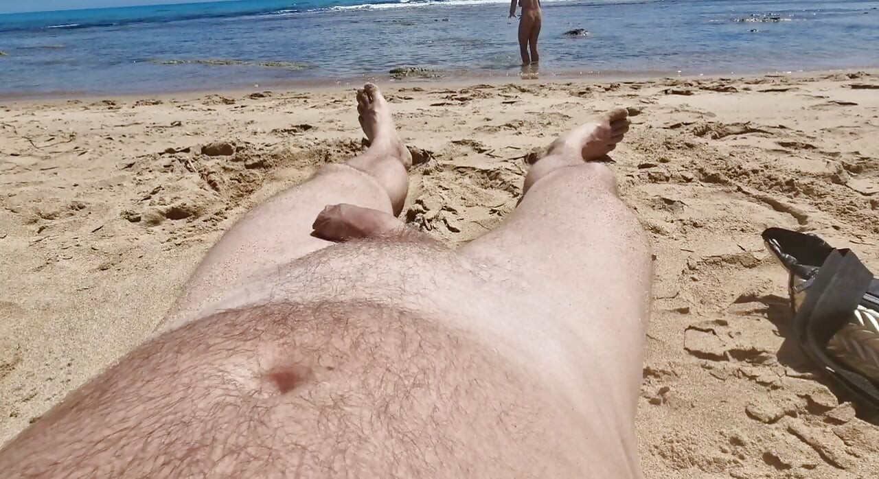 Å suge kuk på stranden, nesten tatt på fersken