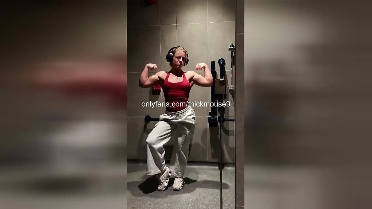 18 år gammel TikTok Live treningsulykke: Stram jomfru fitte revet og kremet