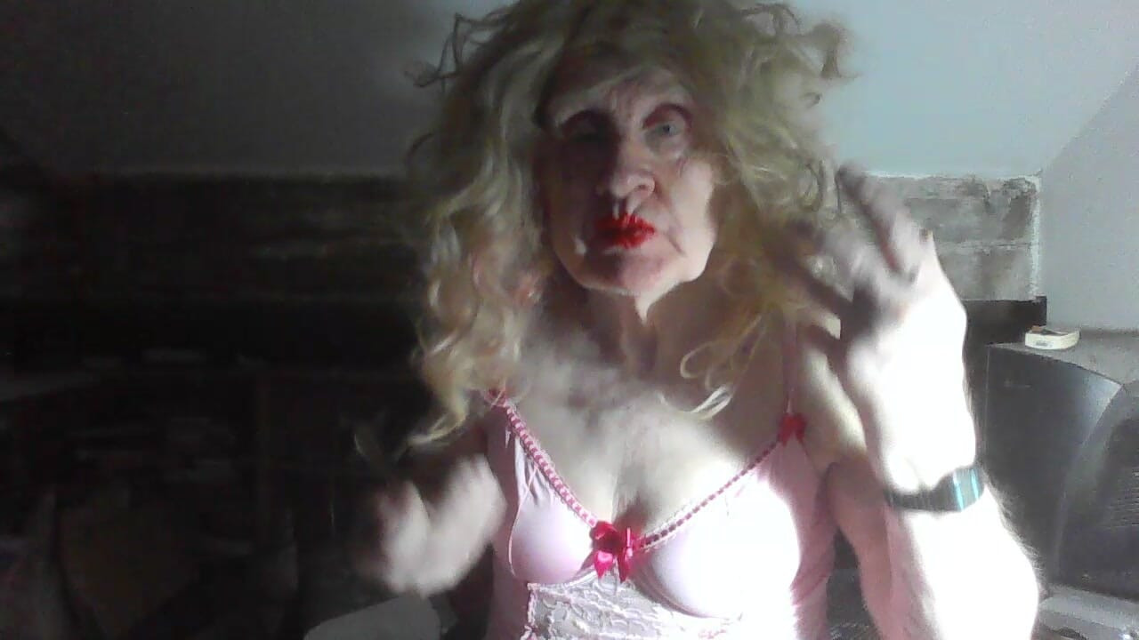 绝望的渣莎拉，在没有她通常沉重的荡妇化妆的情况下摆姿势和手淫，尽管邻居和家人可能会认出她