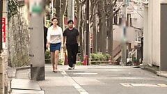 Japansk miljonärkvinna arresteras och knullar med alla vittnen och hennes cuckolded make tittar på