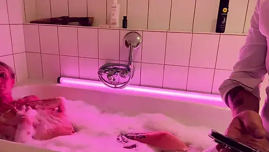 Sarışın orta yaşlı seksi kadın, ateşli latin ve yaşlı adamla üçlü yumruk sokma