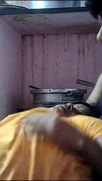 Nezaboravan trenutak iz "Indijske seoske kućanice seksi velike sise stišću"
