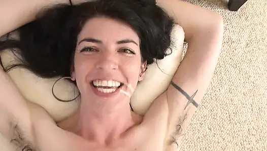 Milf, behaart, busch, bläst Rodney und bekommt gesichtsbesamung