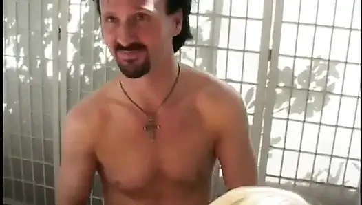 Seksi sarışın eğiliyor ve amını arkadan yarakla dolduruyor
