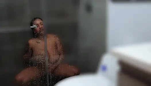 Brünette große Titten wird nach dem Sportunterricht in der Badewanne berührt