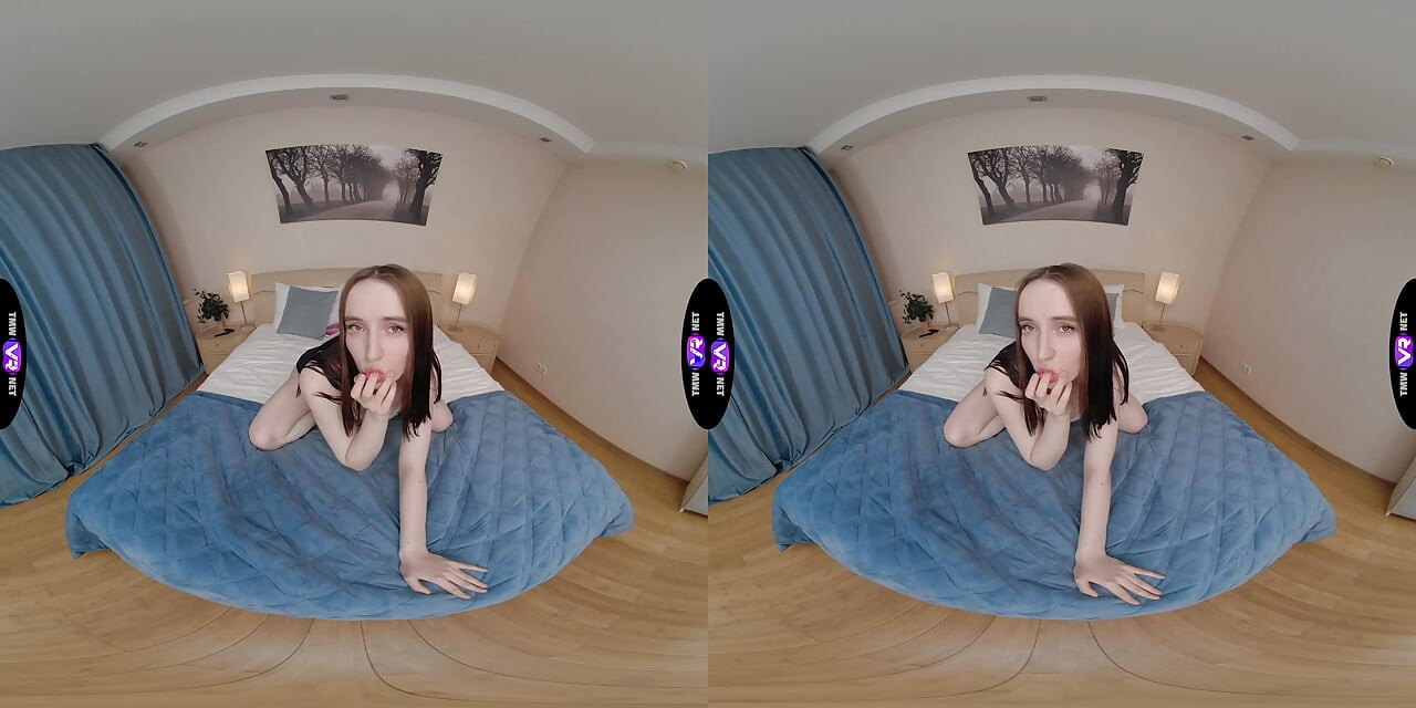Modern girl masturbates on a bed – TmwVRnet