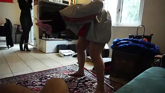 Domina-küken lieben es, ihren sklaven in eier zu treten