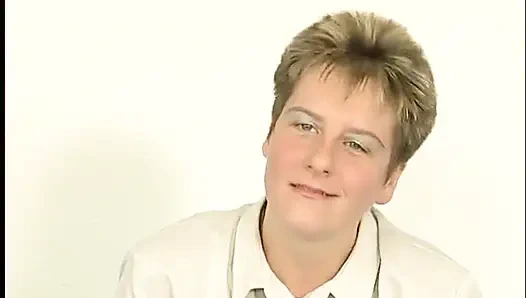 Cewek dewasa rambut pirang di ruangan casting sampai dicrot di toket setelah masturbasi dan nyepong kontol