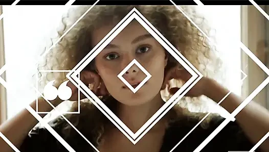 Julia Styles стоя с HC