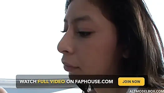 Симпатичная мачеха-блондинка обучает свою латинскую падчерицу, как сквиртовать