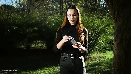 Baştan çıkarıcı Rus güzel kadın açık havada sigara içiyor