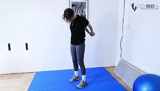 Dewi dengan kaus kaki putih di gym