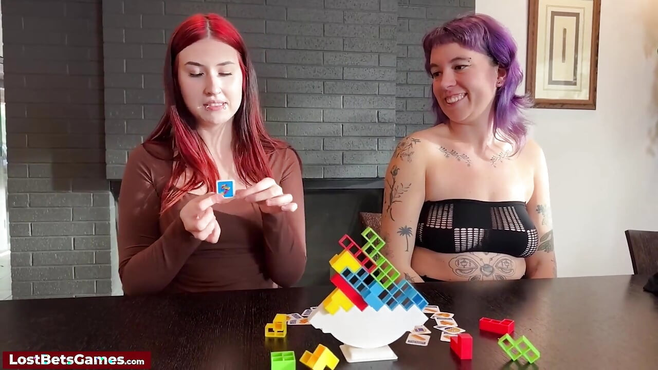 Los juguetes sexy salen cuando se gana el juego de striptease