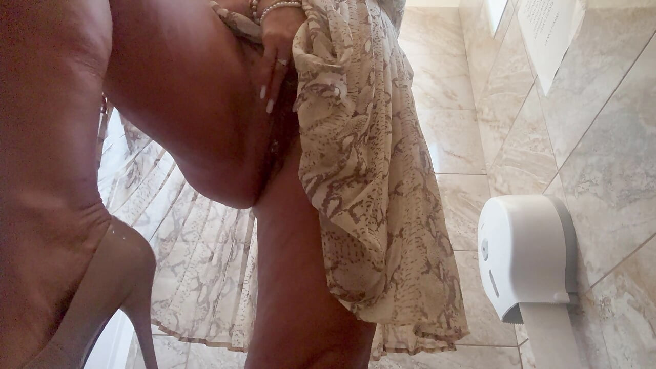 Η σέξι Milf Michelle φτάνει στο γραφείο καυλιάρα και τρίβει το μουνί της μέχρι να χύσει στη δημόσια τουαλέτα.