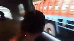 Desi Indian Frustrasibhabhi ditelanjangi di mobil yang sedang berjalan
