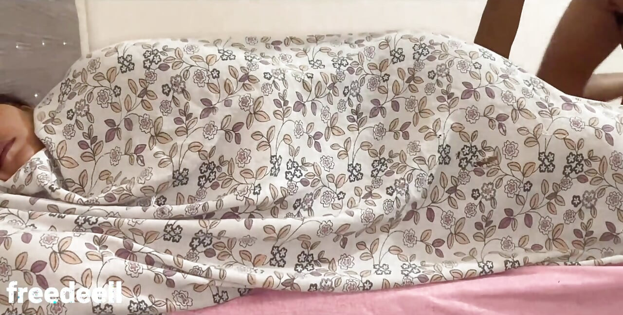 EntzÃ1/4ckte stiefmutter genießt jede nacht sex mit ihrem stiefsohn