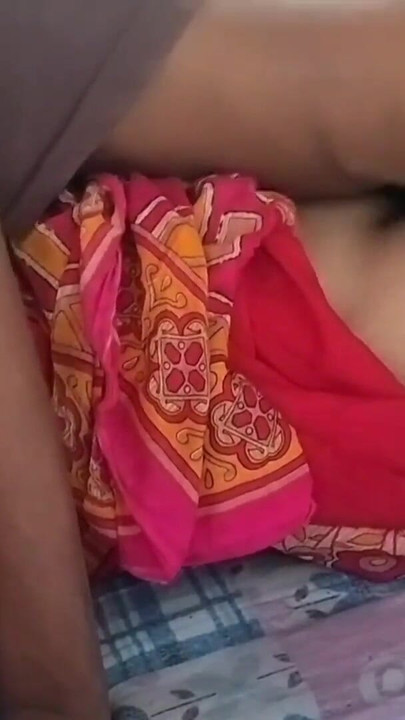 Emotivni trenutak iz "Bengali Desi Bhabhi Outdoor Chudai Devar Ke Saath crveni saree glavni (službeni video Villagesex91 )"