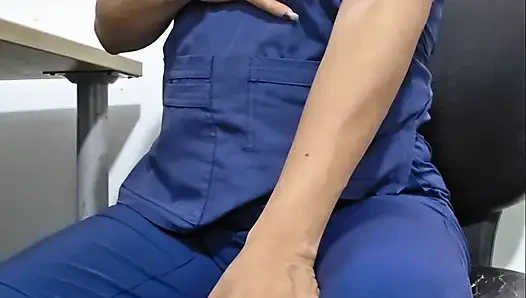 Медсестра играет одна на работе. Сегодня пациентов нет!