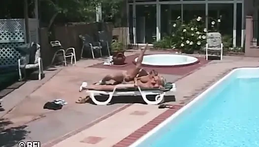 Milf am pool. Ihre möpse und perfekte muschi