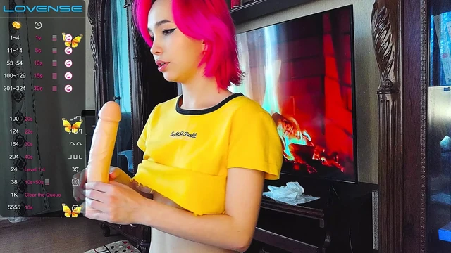 A YOUNG ASIAN WOMAN TRIES SUCKING A DILDO IN FRONT OF THE AUDIENCE