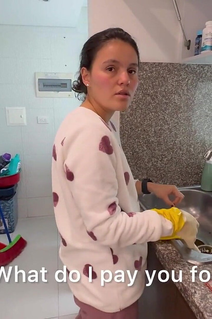 我的老板要求我完成任务，而她变得很热辣