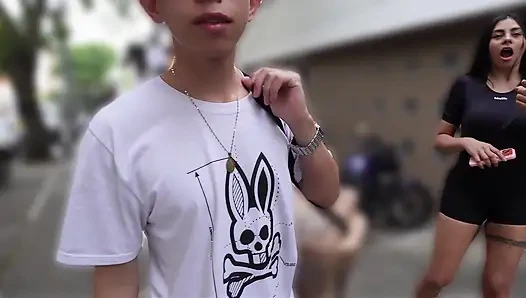 Aku memuaskan taruhanku sama si penjual empanada yang masih perawan