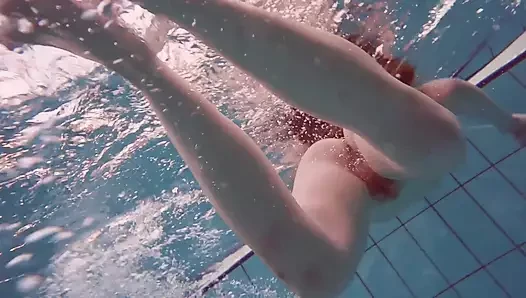 Alice si gadis remaja polandia yang cantik lagi berenang tanpa pakaian