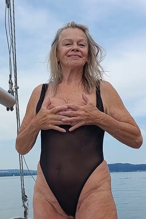 Bunicuța înotă într-un costum de baie sexy