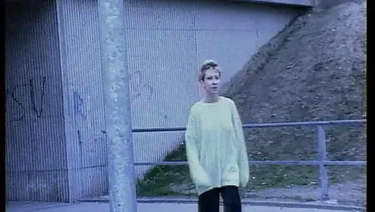 Вся натуральная немецкая кукла играет с большим дилдо