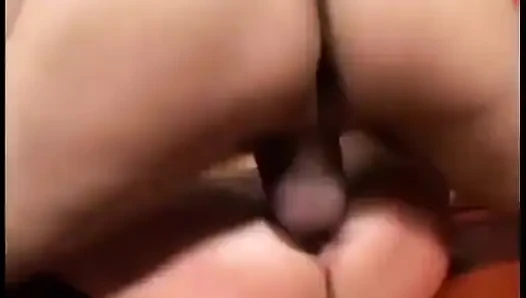 Cewek nakal ini lagi asik nyepong dan ngentot dua kontol