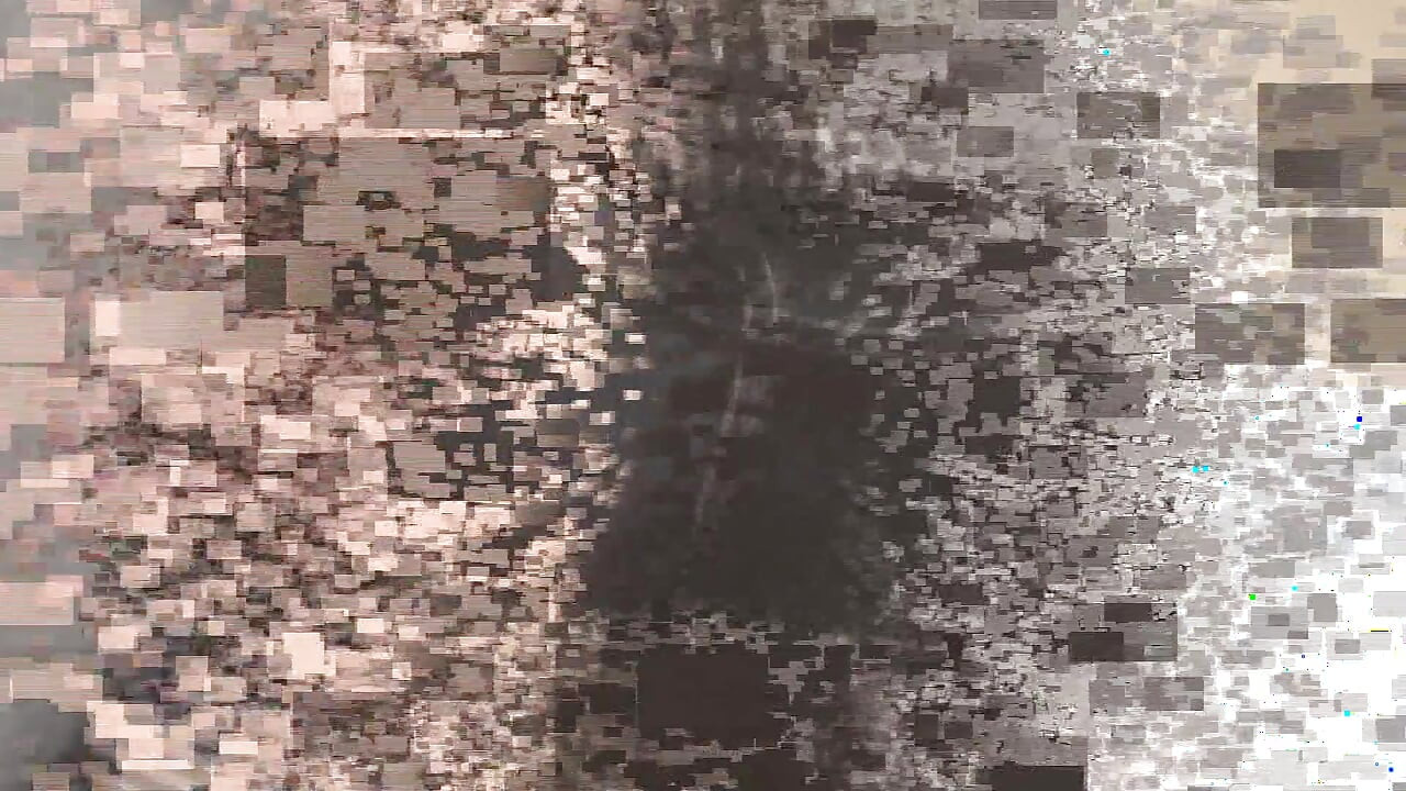 Awek berbulu digerudi pepek oleh zakar besar melalui seluar jeans koyak