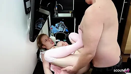 Alman sarışın kız otelde amatör iki erkek bir kadın üçlü seks için iki adamı alıyor