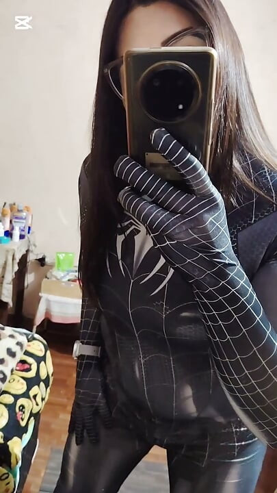Kurva Pókember Venom jelmezben