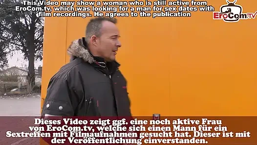 Alman sarışın sokakta yaklaştı ve poposundan sevişti