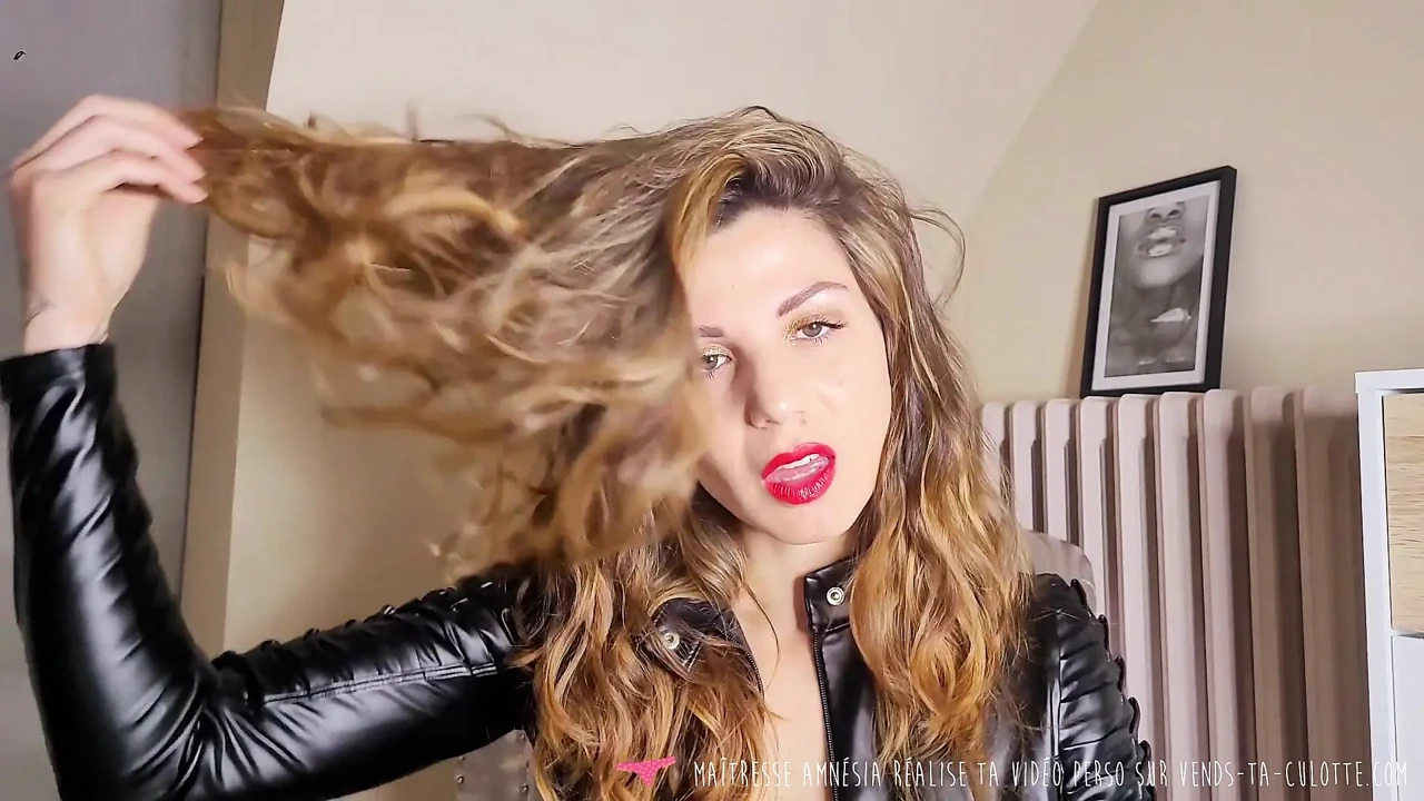 Vends-ta-culotte - Humiliation of a small cock loser by a beautiful French dominatrix