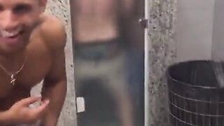Una scopata in una doccia pubblica