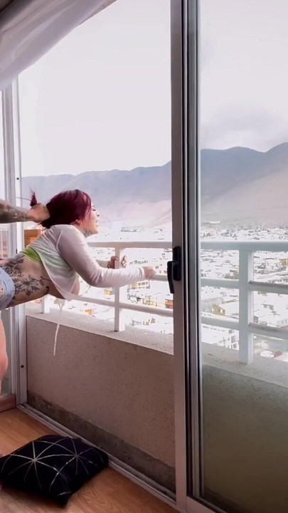 Razderi mi guzicu i pusti susjede da me vide (amaterski pornić) | Isječak 1