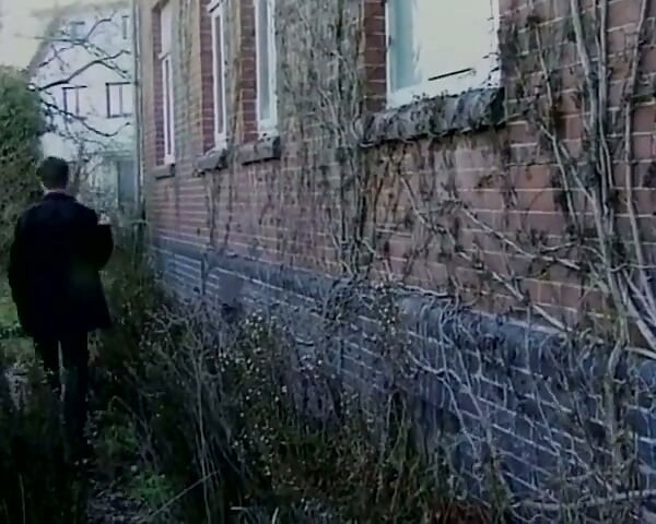 Bağlı sarışın Alman denek usta tarafından sikiliyor