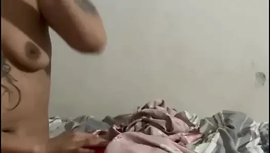 Молодая женщина в красном нижнем белье играет одна