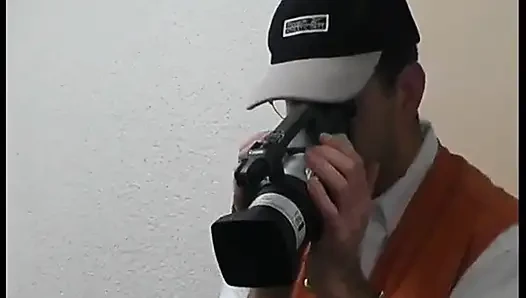 Ein Kameramann lässt sein Shooting gehen, um seine schuss zu bekommen.