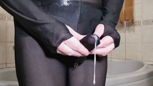 Une salope tapette se prépare pour Halloween en essayant un body en nylon noir