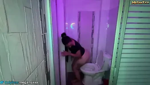 Diskonun banyolarında sikişiyor