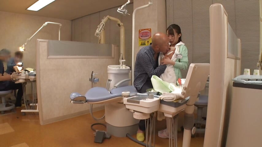 Κομψός οδοντίατρος που κλίνει κοντά